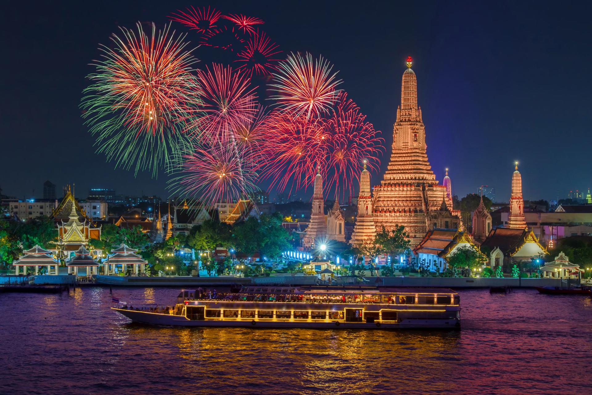 AdobeStock_128379627 _ Wat arun and cruise ship in night time under new year celebration, Bangkok city ,Thailand